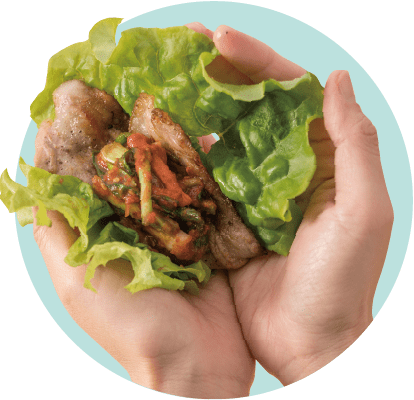 サムギョプサルを手に持つ